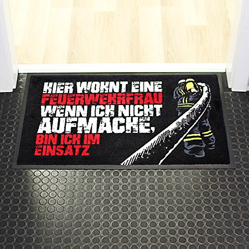 FIRE & FIGHT Streetwear Hier wohnt eine Feuerwehrfrau! - Felpudo (75 x 50 cm)