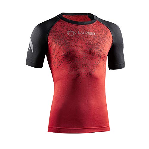 LURBEL Samba Pixel, Camiseta técnica, Camiseta de Correr, Camiseta Trail Running, Camiseta Transpirable y Anti-Olor. Camiseta para Hombre (Rojo - Negro, Grande - L)