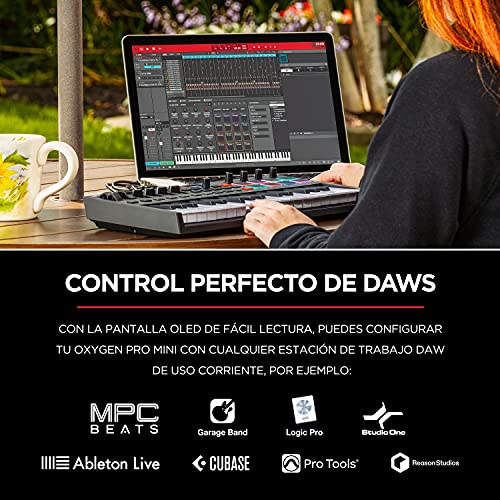 M-Audio Oxygen Pro Mini - Teclado controlador MIDI USB de 32 teclas con pads de ritmos, perillas, botones y atenuadores asignables y pack de software