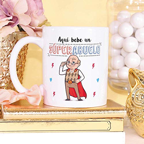 MUGFFINS Taza Abuelo - Aquí Bebe Un Super Abuelo - Taza Desayuno/Idea Regalo Original/Día del Padre para Abuelitos. Cerámica 350 mL