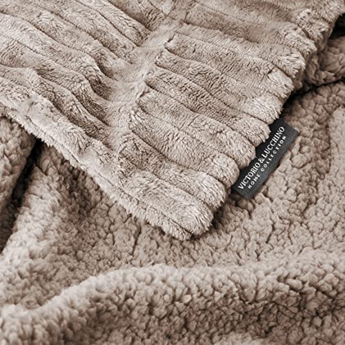 Victorio & Lucchino Manta Plaid Canale con Borreguito Sherpa al Tono - Manta Suave para el Sofa o para Cama (VL-80510) (220x240cm, Camel)