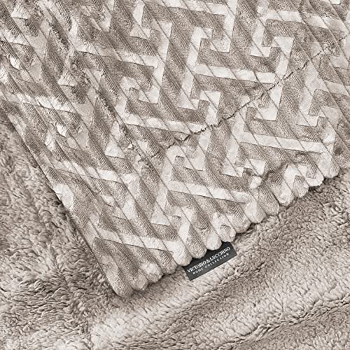 Victorio & Lucchino Manta Plaid Sofa Canale Emboss con Borreguito Sherpa - Manta Suave para el Sofa o para Cama (VL-80511) (Beige, 130 X 160 Cm)