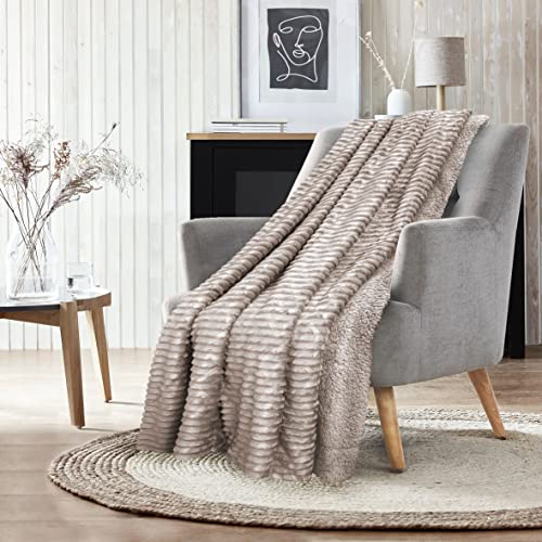 Victorio & Lucchino Manta Plaid Sofa Canale Emboss con Borreguito Sherpa - Manta Suave para el Sofa o para Cama (VL-80511) (Beige, 130 X 160 Cm)