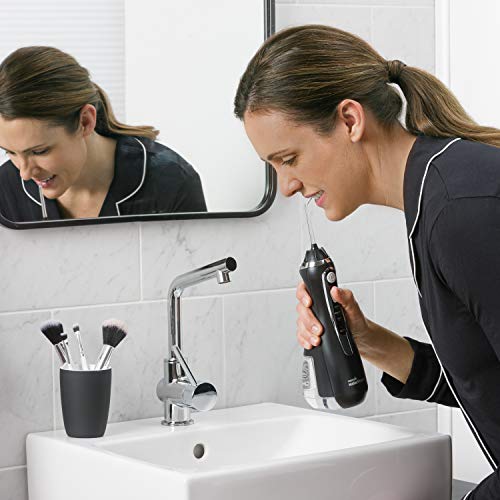 Waterpik WP-562UK Irrigador Inalámbrico Avanzado con 3 Posiciones de Control del Agua a Presión con Batería Recargable, Eliminación de Placa Dental Ideal para Viajar y para Baños Pequeños, Negro