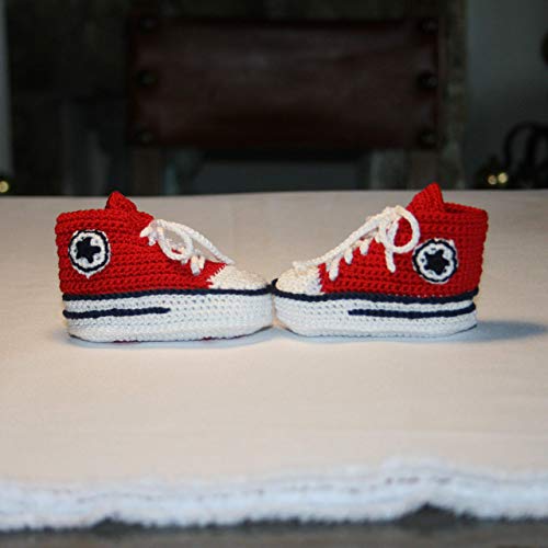 Zapatillas converse bebé hechas a mano en ganchillo y personalizadas con el nombre bordado en la suela