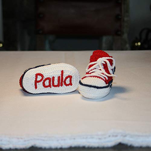 Zapatillas converse bebé hechas a mano en ganchillo y personalizadas con el nombre bordado en la suela