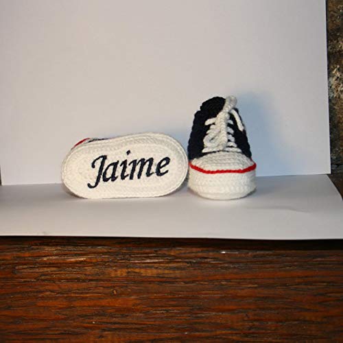 Zapatillas converse bebé hechas a mano en ganchillo y personalizadas con el nombre bordado en la suela