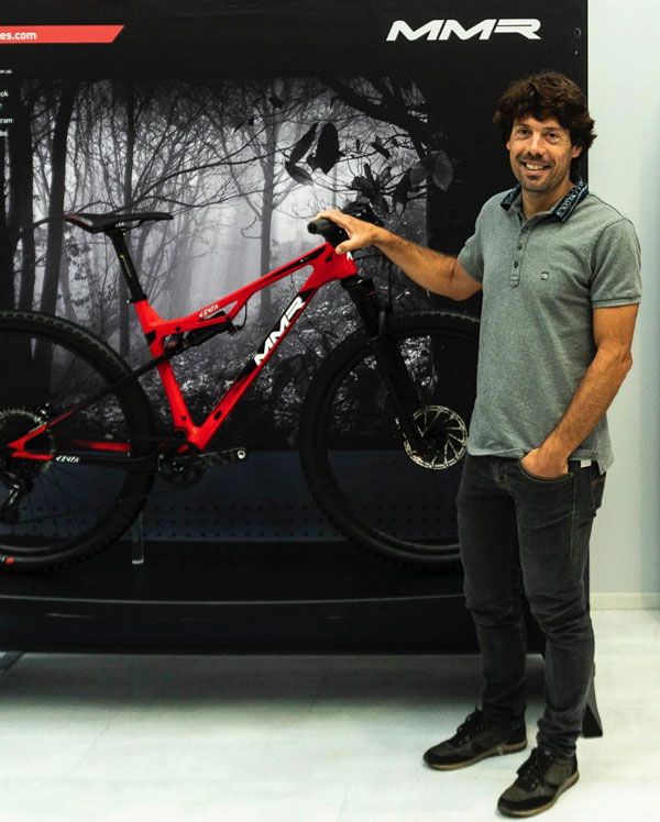 Óscar Freire con la MMR que utilizará en los maratones mtb. 