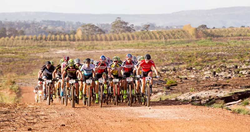 Pelotón de la Absa Cape Epic en la que competirán Óscar Freire y Natalia Fischer. 