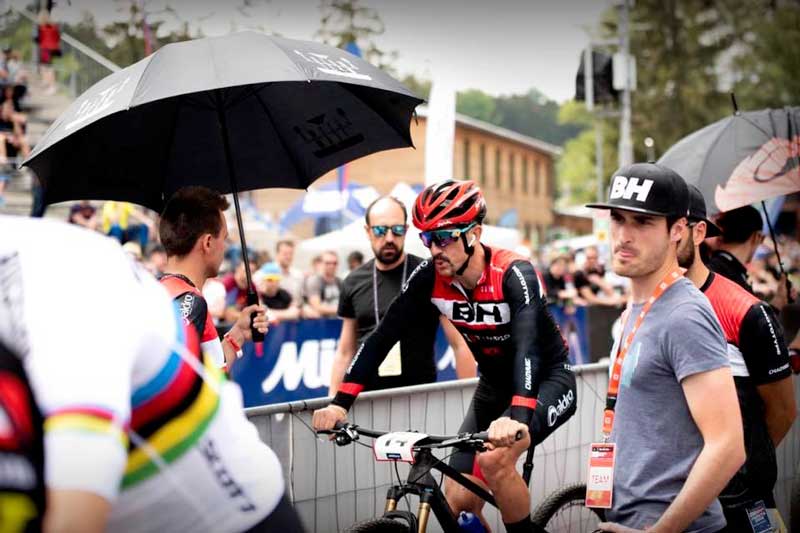 Carlos Coloma camino de la parrilla de salida en Nove Mesto. 