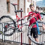 Limpia y engrasa la bici.